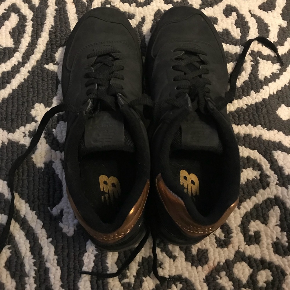 New Balance tennis shoes